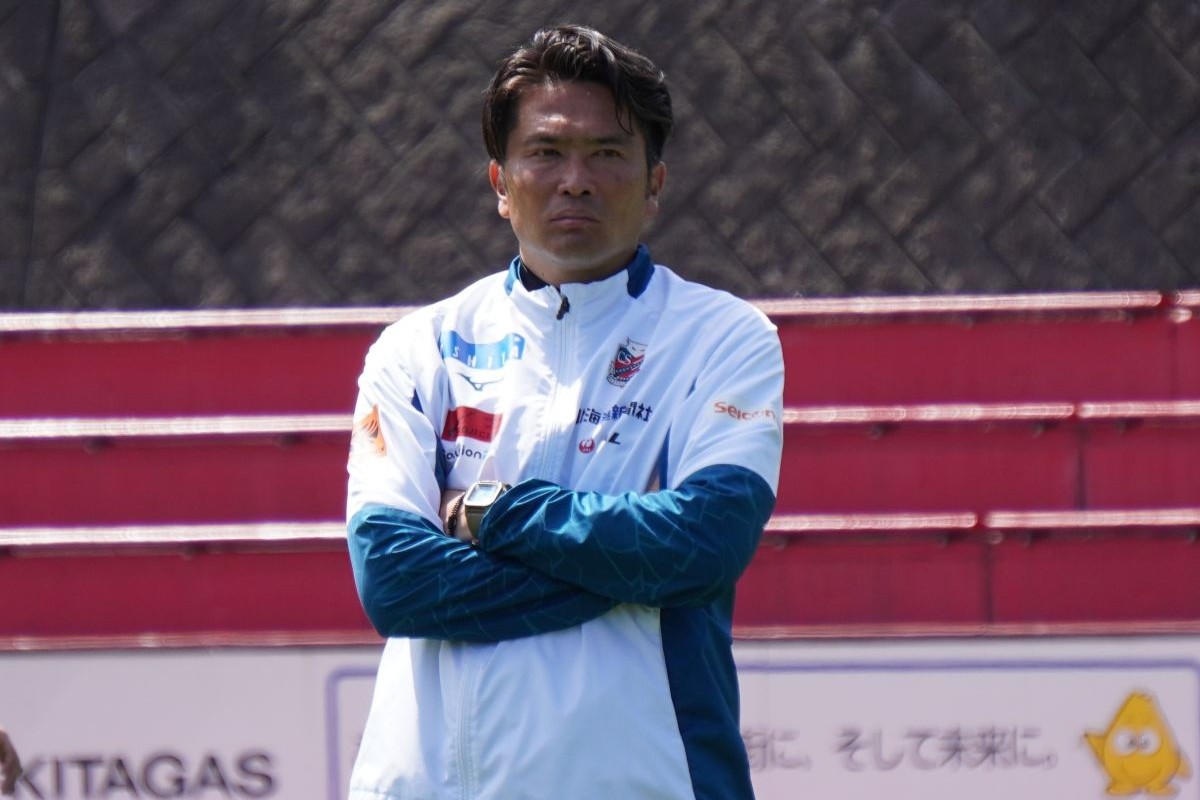 北海道コンサドーレ札幌　岩政大樹監督
