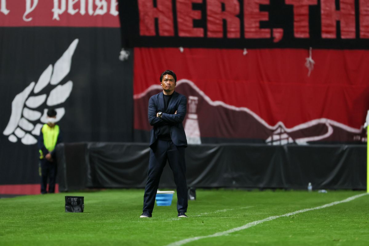 北海道コンサドーレ札幌　岩政大樹監督