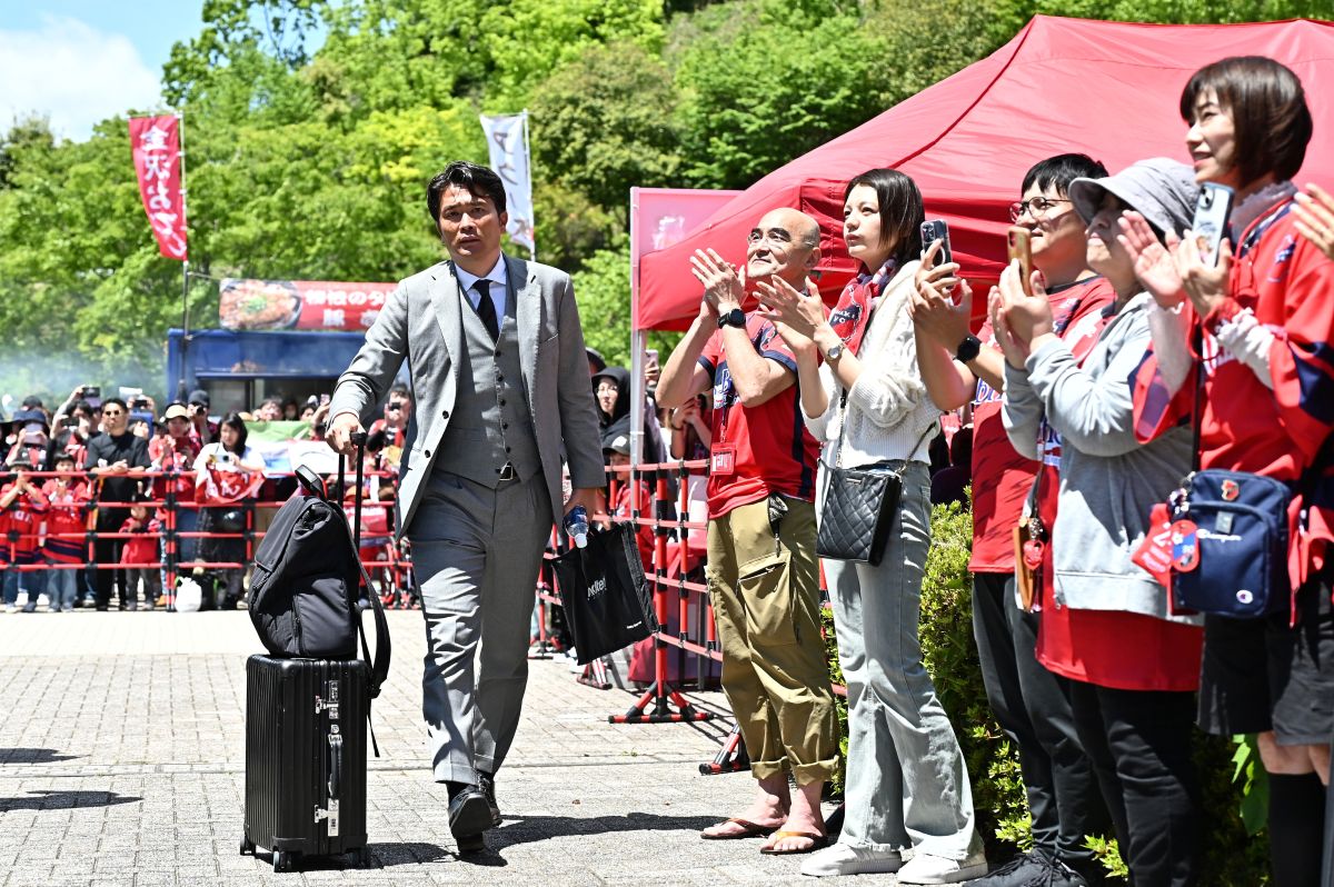 北海道コンサドーレ札幌
岩政大樹監督