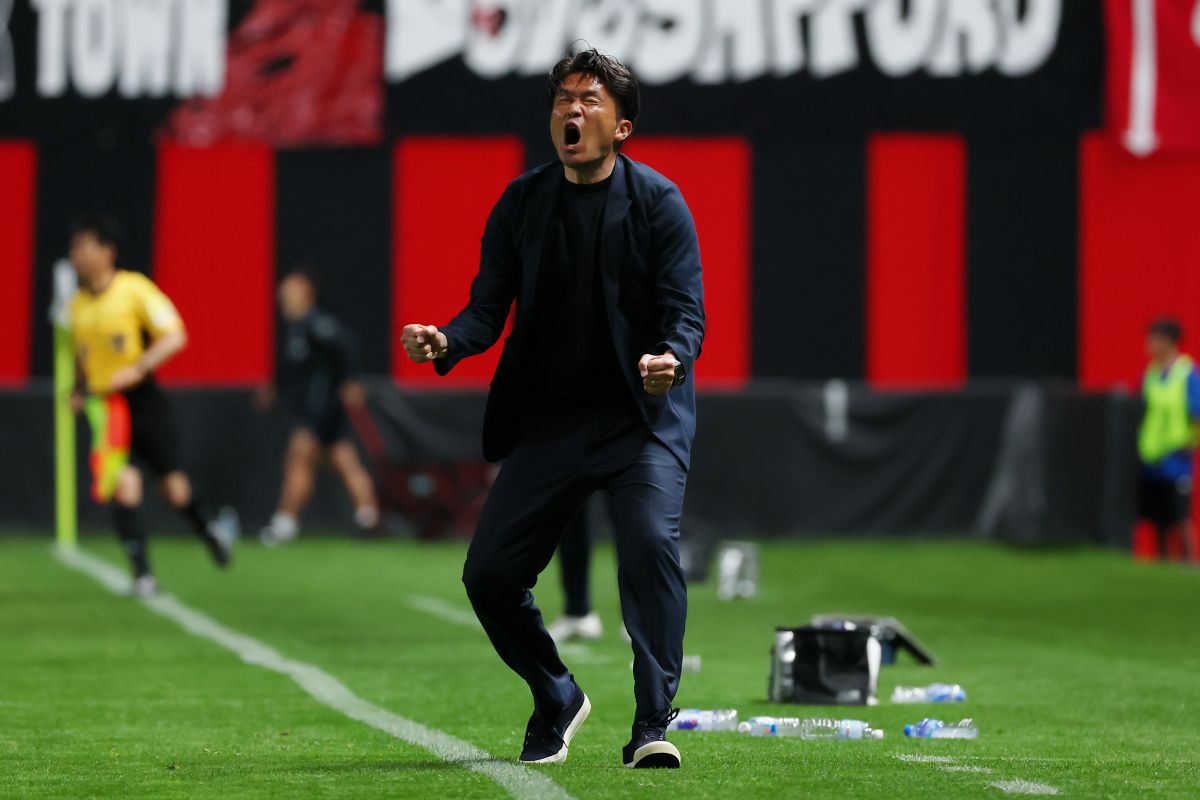 北海道コンサドーレ札幌　岩政大樹監督