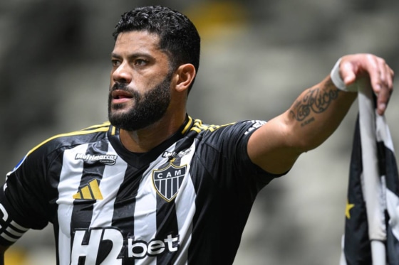 あまりにかわいそう…フッキの軽率なミスで味方選手が退場する事態に