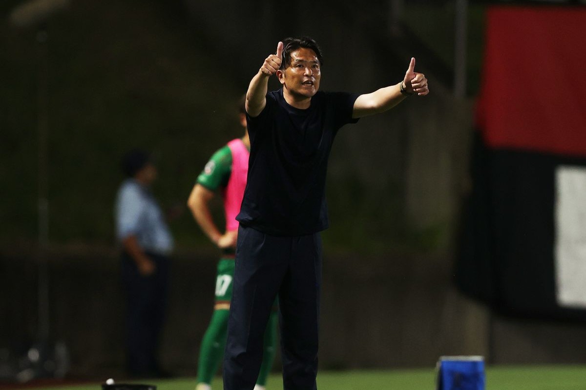 北海道コンサドーレ札幌　岩政大樹監督