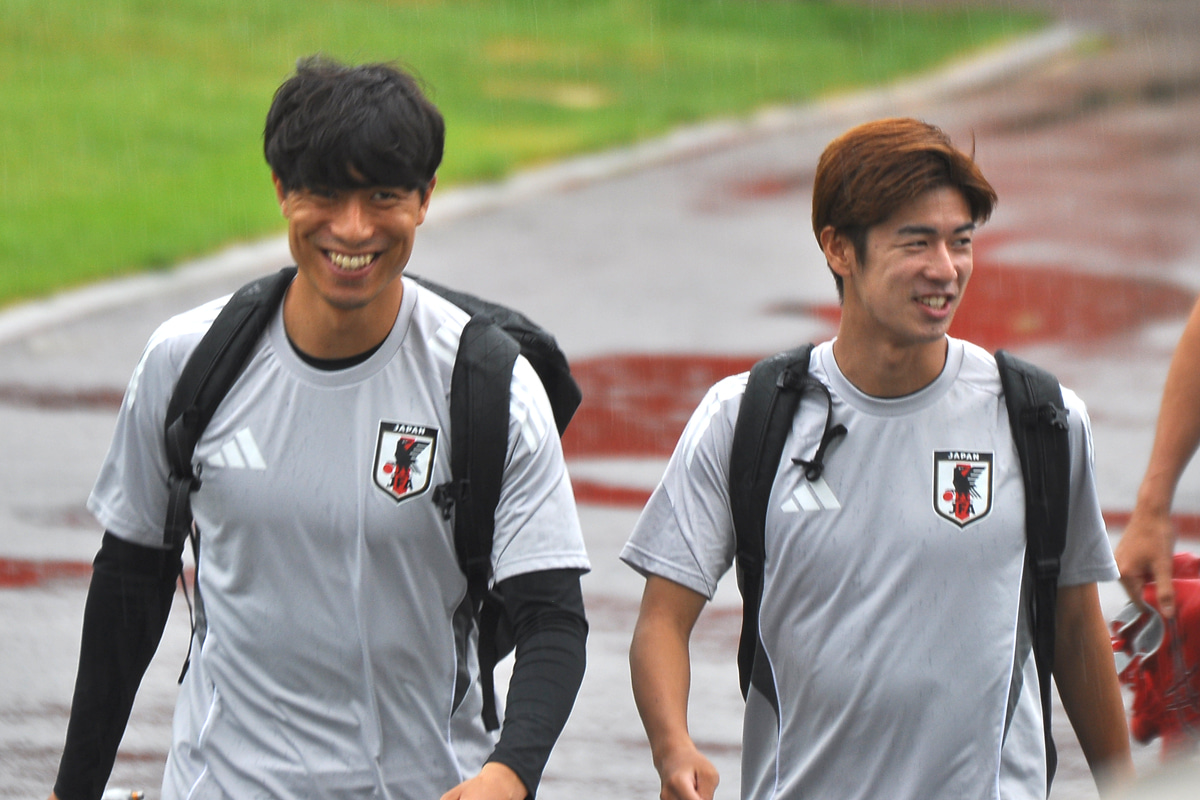 サッカー日本代表DF古賀太陽とMF大関友翔