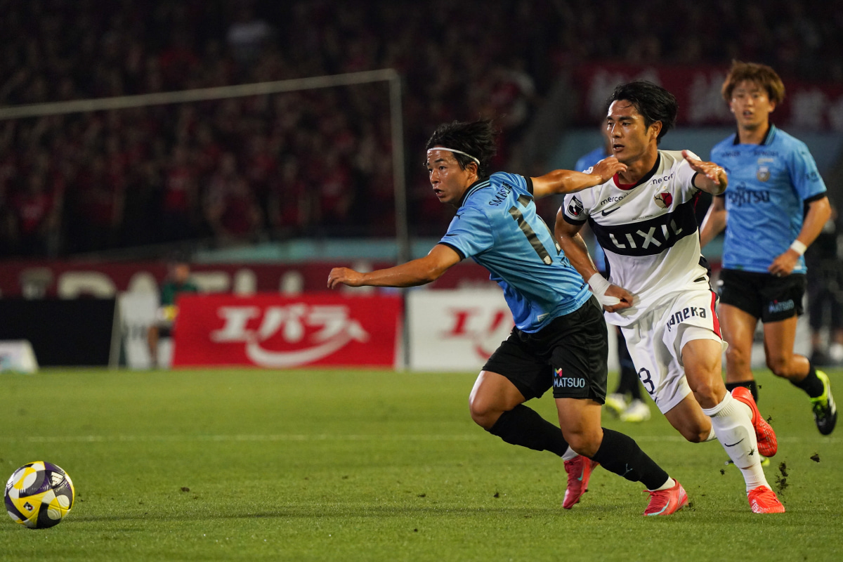 川崎フロンターレの伊藤達哉と鹿島アントラーズの知念慶