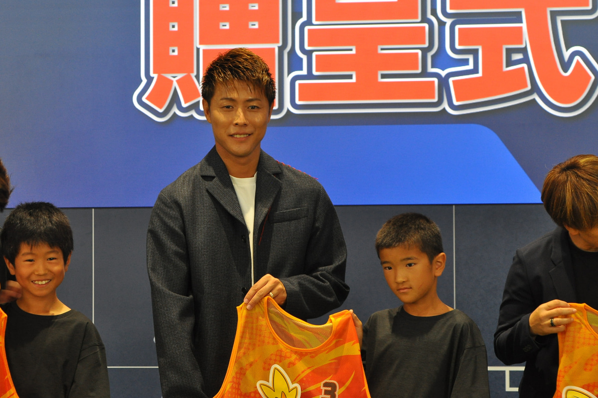 特製ビブスを持つ柿谷曜一朗