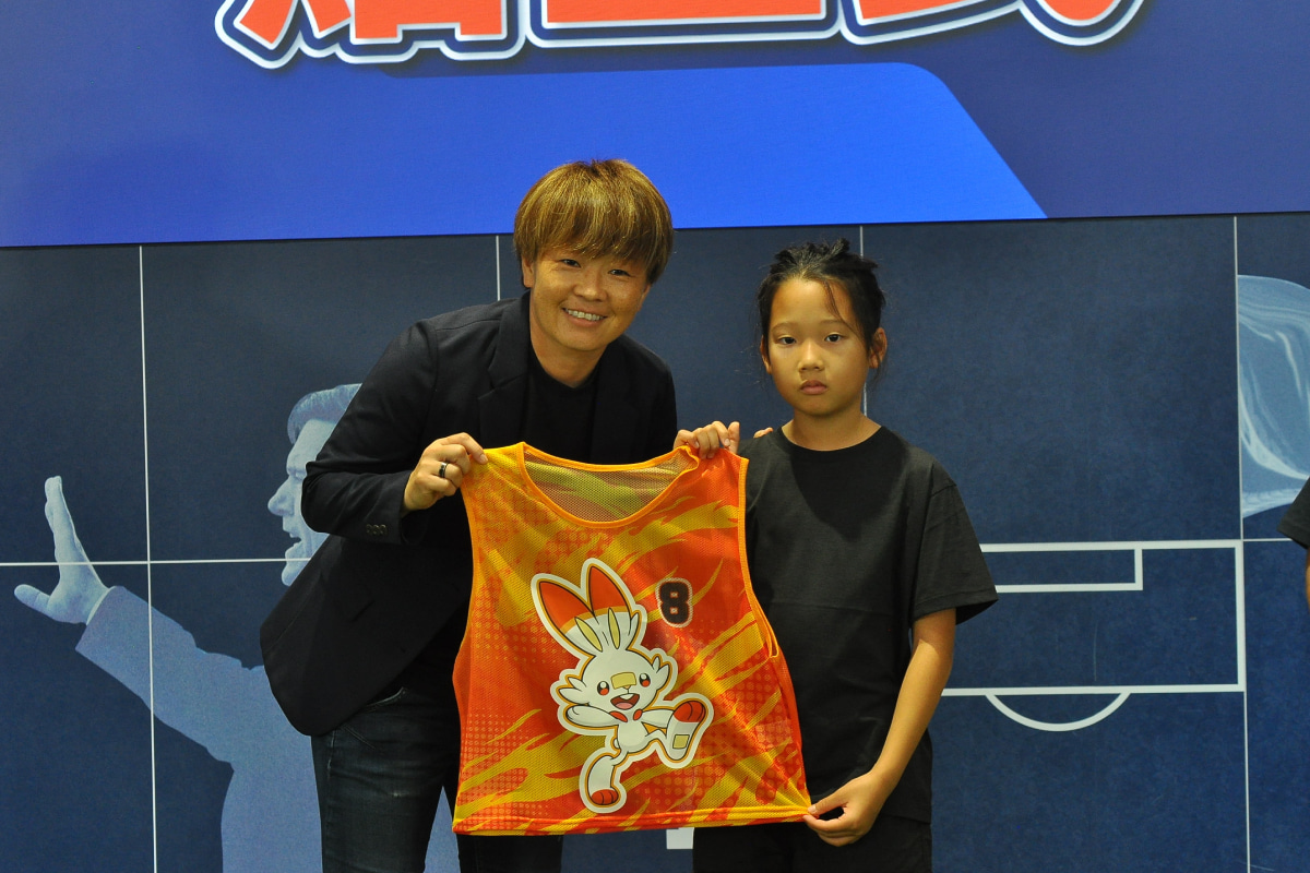 特製ビブスを持つ宮間あや