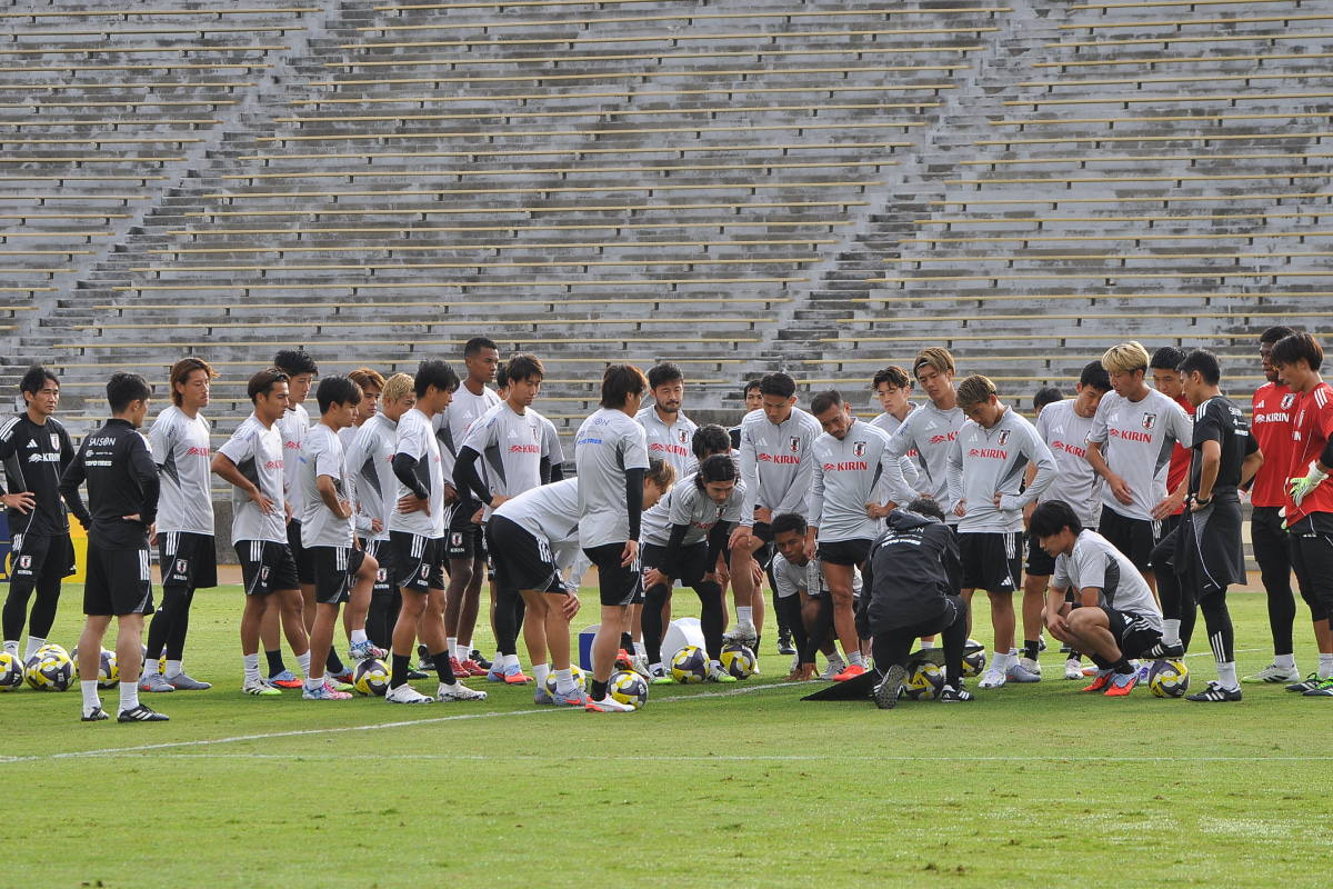 ボードで情報を共有する選手たち