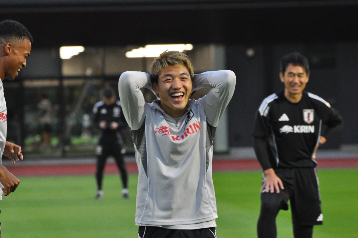 満面の笑みで頭を抱える堂安律