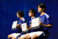 フリップを持つサッカー日本代表選手たち