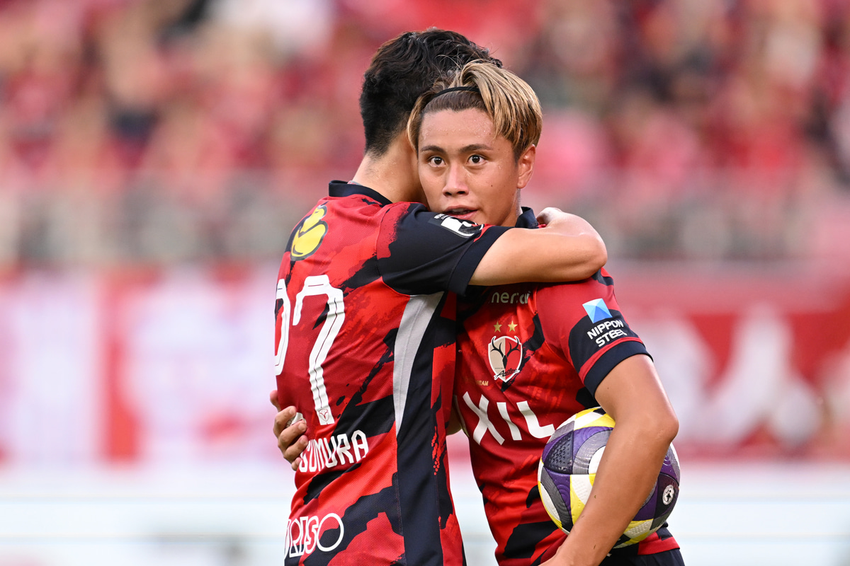 ガンバ大阪戦、松村優太と抱き合う鹿島アントラーズの荒木遼太郎