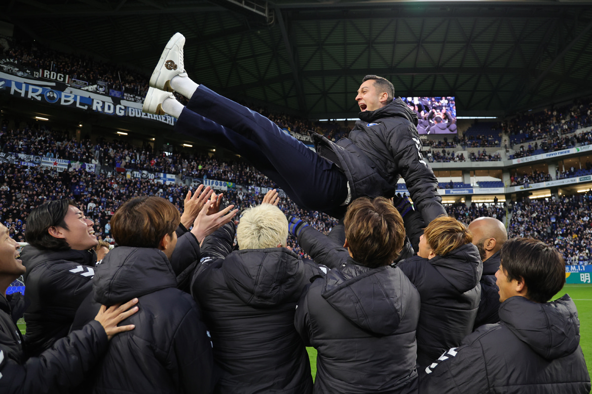 胴上げされるガンバ大阪MFファン・アラーノ