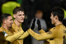 得点を喜ぶジェレミ・ピノと鎌田大地