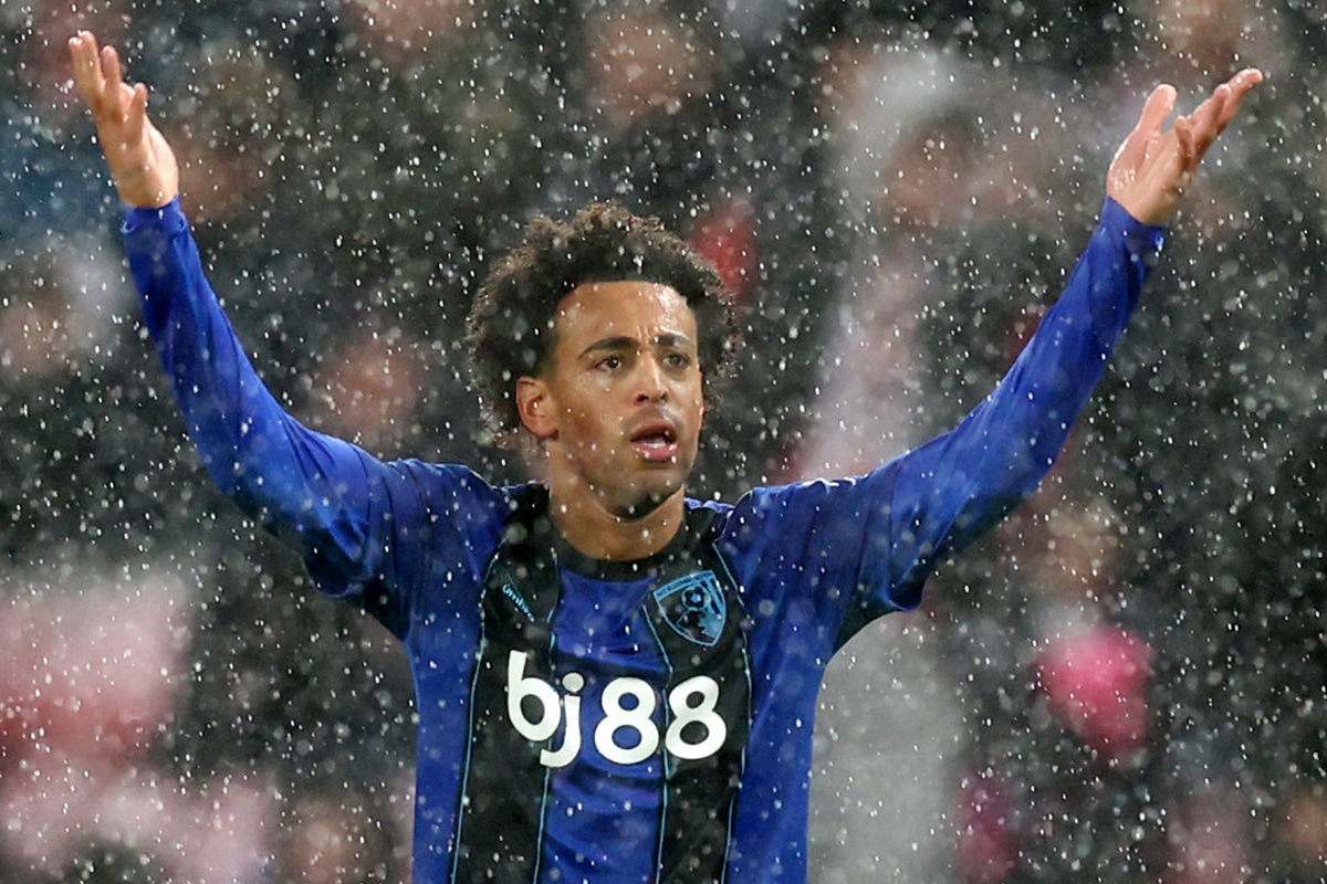 インパクト抜群！ボーンマスMFタイラー・アダムス、11月のプレミアリーグ月間ベストゴールを受賞！圧巻の超ロングレンジ弾