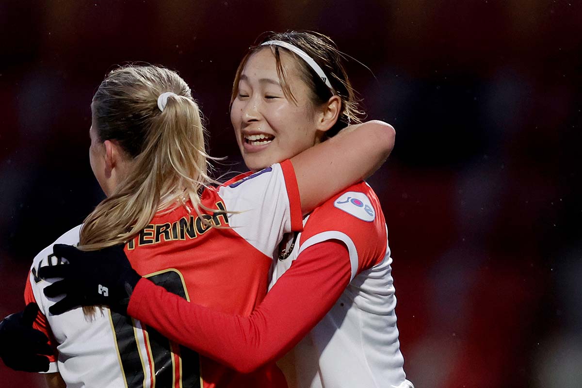 勝利決定の瞬間をピッチ目線で！ フェイエノールトDF竹重杏歌理がPKを決めてベスト8進出！ チームメイトも歓喜