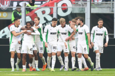 同点ゴールを喜ぶサッスオーロの選手達