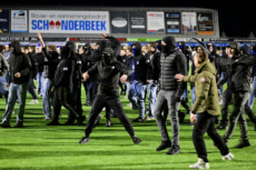 ピッチで大乱闘が発生した様子