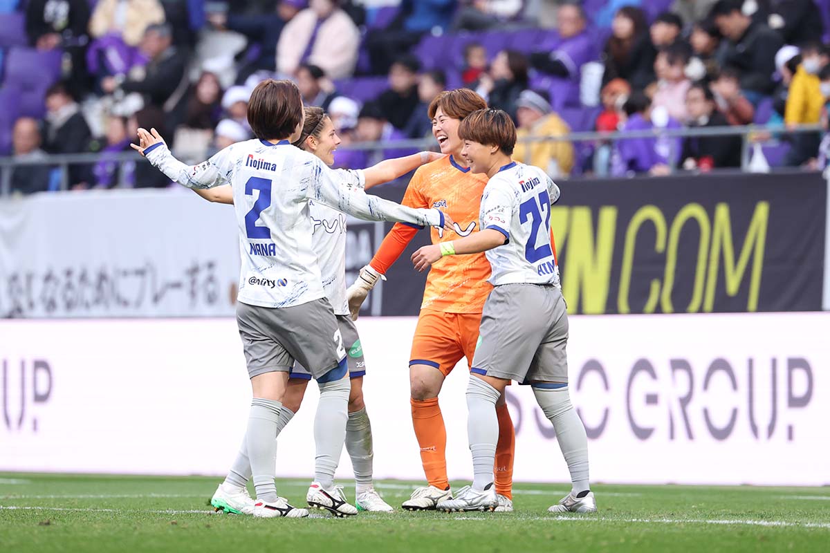 サンタ帽でガッツポーズ！ ノジマステラ神奈川相模原の小笠原唯志監督がゴール直後に歓喜！ アウェイで3-0勝利