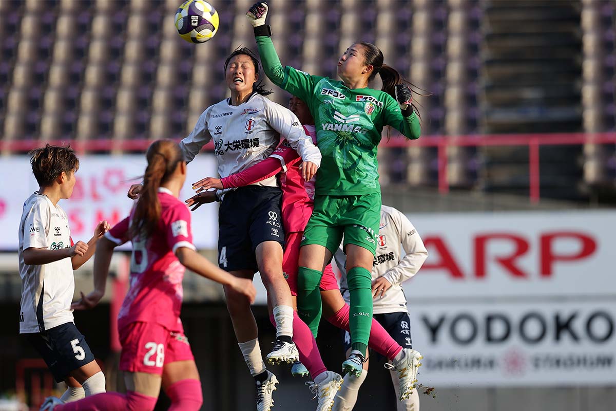 好判断で防ぐ！ セレッソ大阪ヤンマーレディースGK山下莉奈がスーパーセーブ！ ボールが溢れるもギリギリで掻き出す