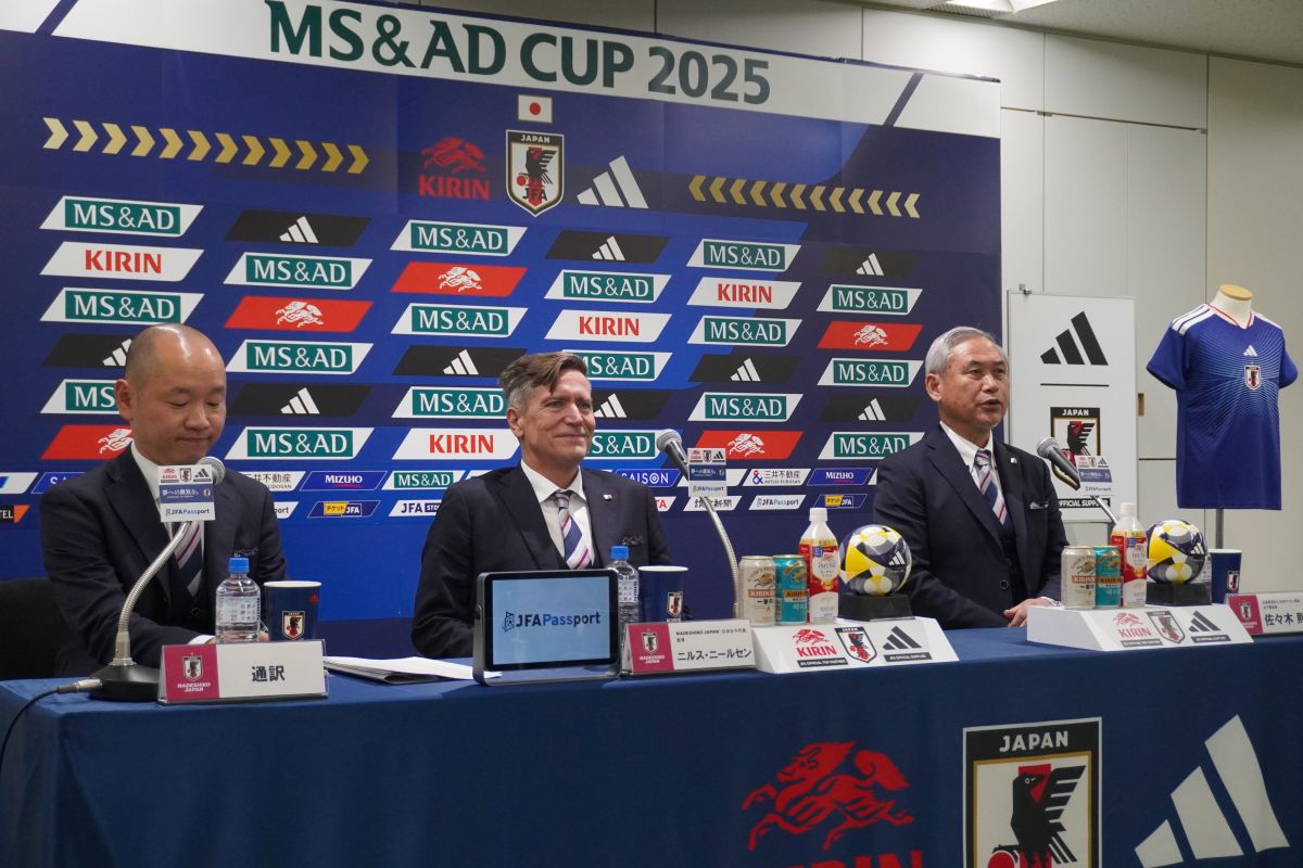 カナダ女子代表戦のメンバー発表会見に出席したニルス・ニールセン監督と佐々木則夫女子委員長