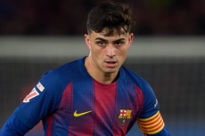 ボールを持つバルセロナMFペドリ