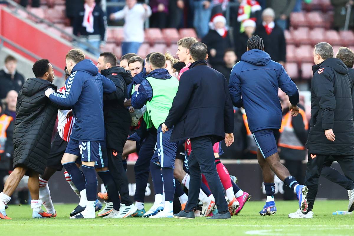 「挑発で乱闘に発展」コヴェントリーを率いるランパード監督のジェスチャーをきっかけに両チーム入り乱れる乱闘騒ぎに「きっかけは」