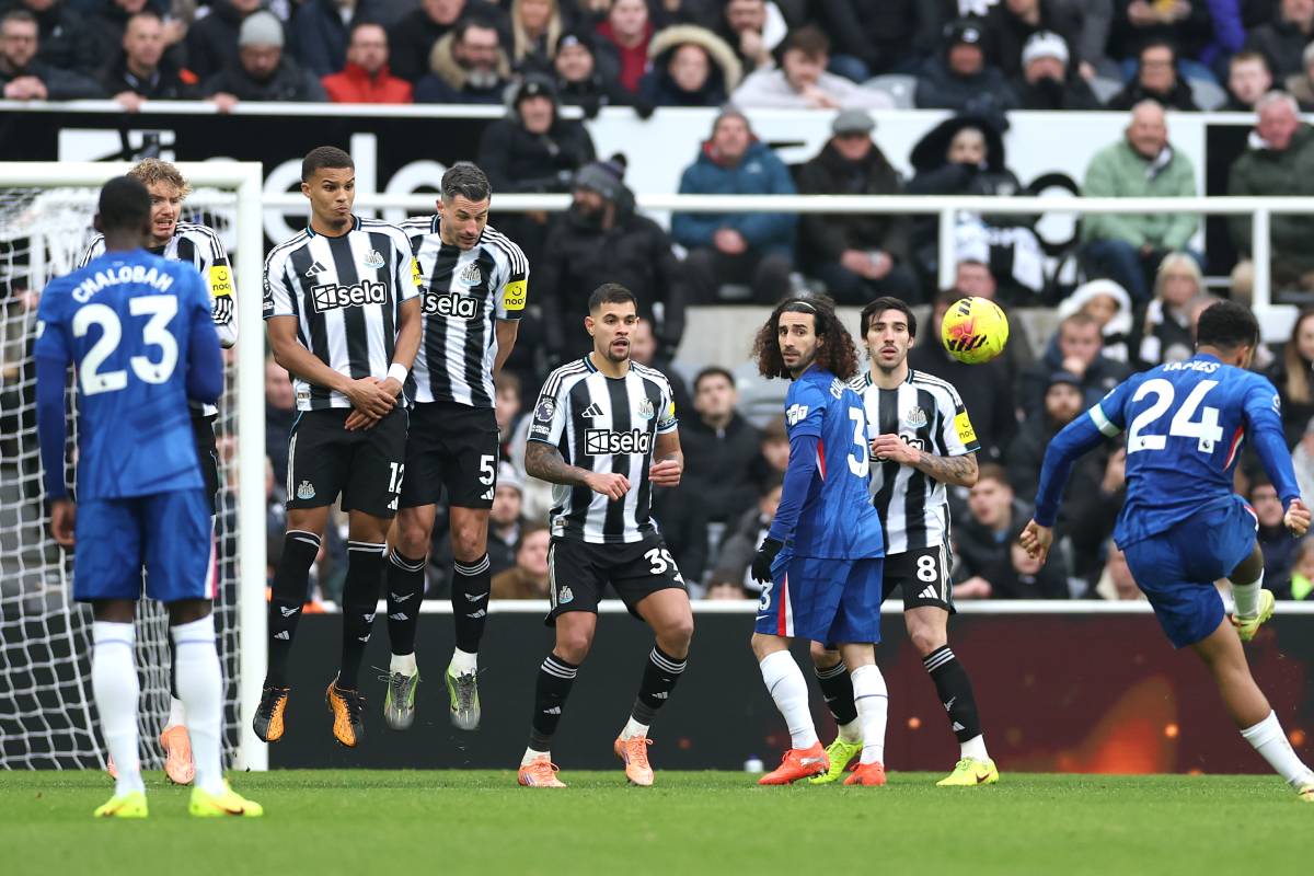 圧巻のFK弾…！チェルシーDFリース・ジェイムズがスーパーゴールを決めた！約25mの位置から芸術的な一撃で試合の流れを変える