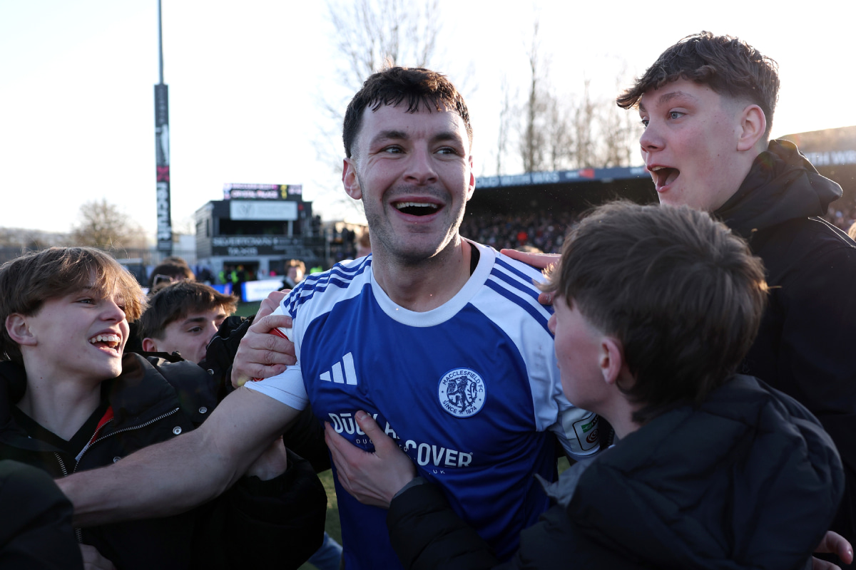 まさに子ども達のヒーロー！ FA杯金星の立役者は“現役体育教師” マクルズフィールドDFが教室でも英雄に