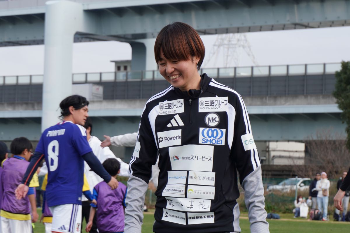 オフ中に開かれたサッカー教室で笑顔の宮澤ひなた