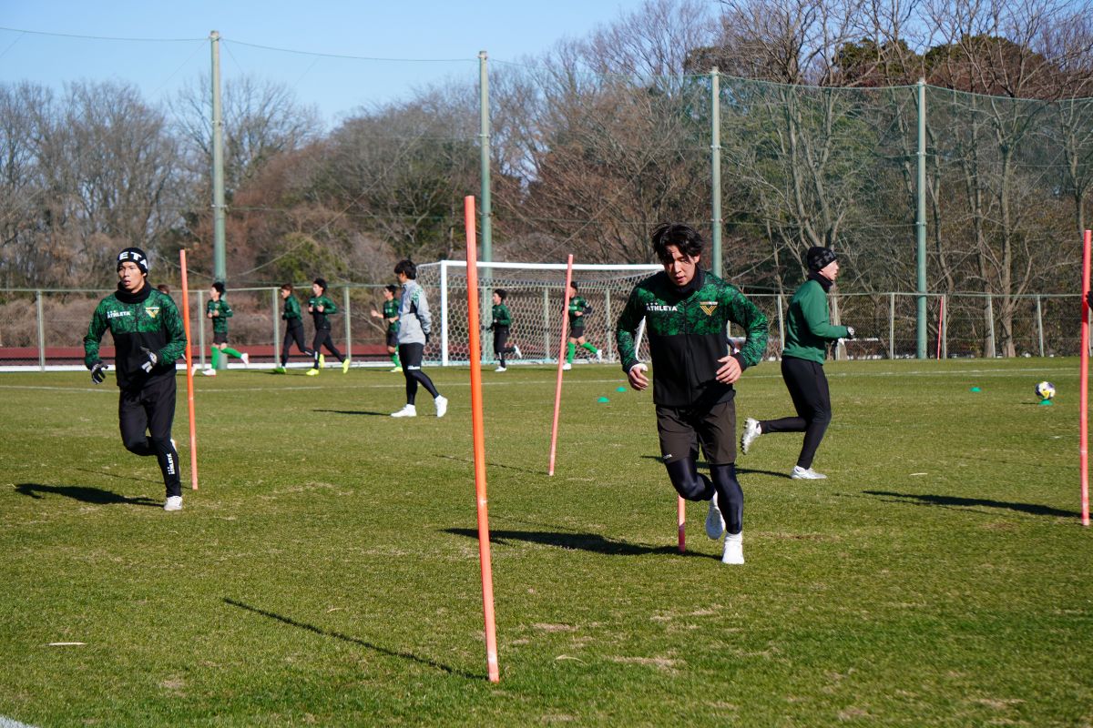 2026年始動、初日から走り込みする東京ヴェルディの選手たち