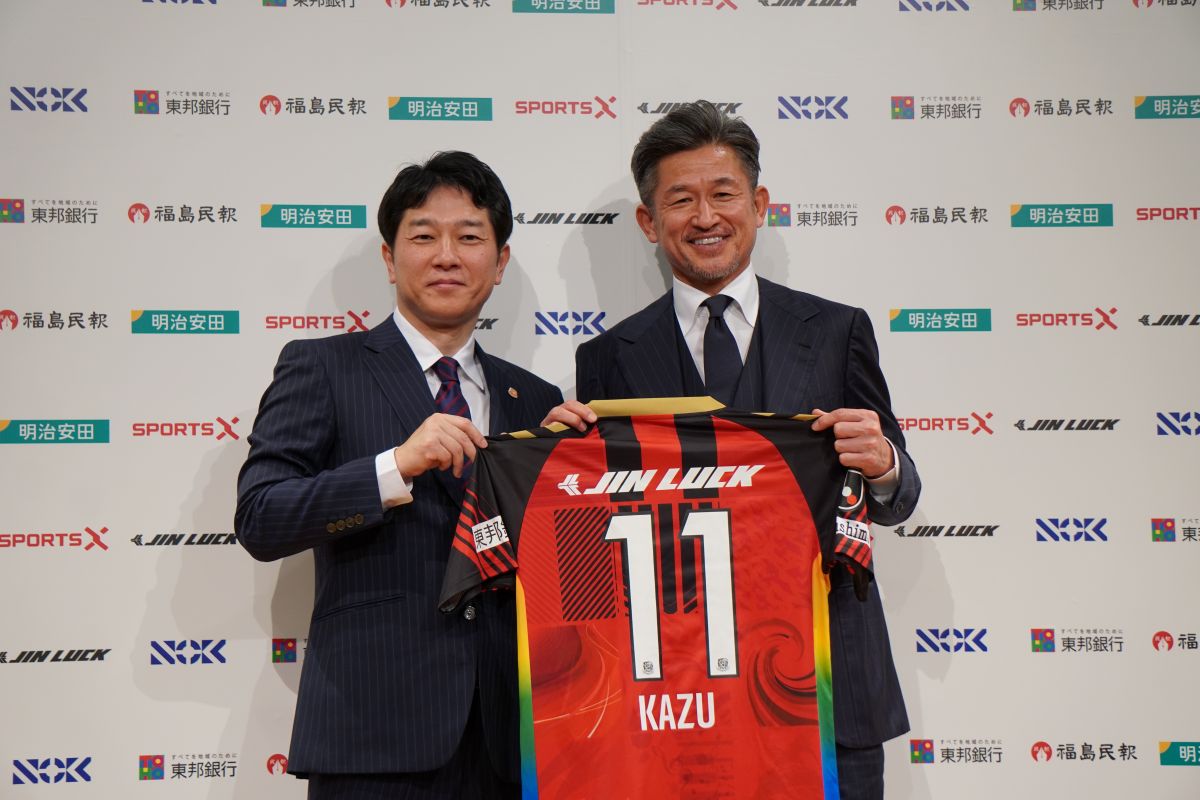 福島ユナイテッドFCの入団会見にてフォトセッションで笑顔を見せる三浦知良（右）と小山淳代表取締役CEO（左）