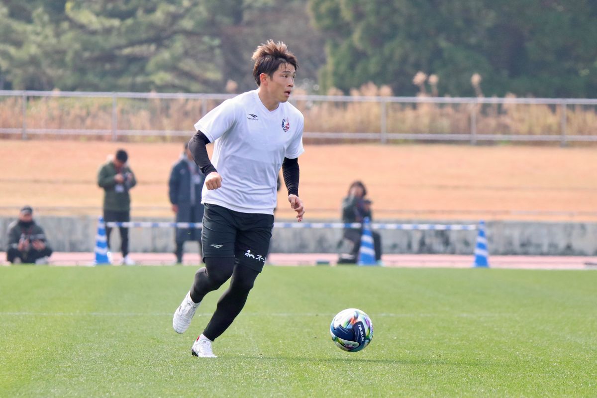 ファジアーノ岡山の宮崎キャンプにて、鹿島アントラーズとのトレーニングマッチでプレーする新加入の山根永遠
