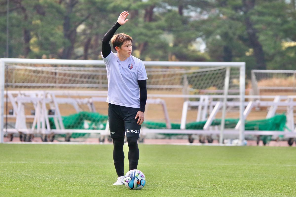 ファジアーノ岡山の宮崎キャンプにて、鹿島アントラーズとのトレーニングマッチでプレーする新加入の山根永遠