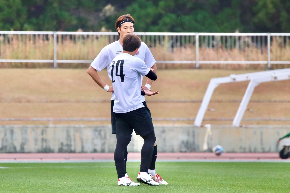 ファジアーノ岡山の宮崎キャンプにて、鹿島アントラーズとのトレーニングマッチで立田悠悟とコミュニケーションをとる新加入の山根永遠