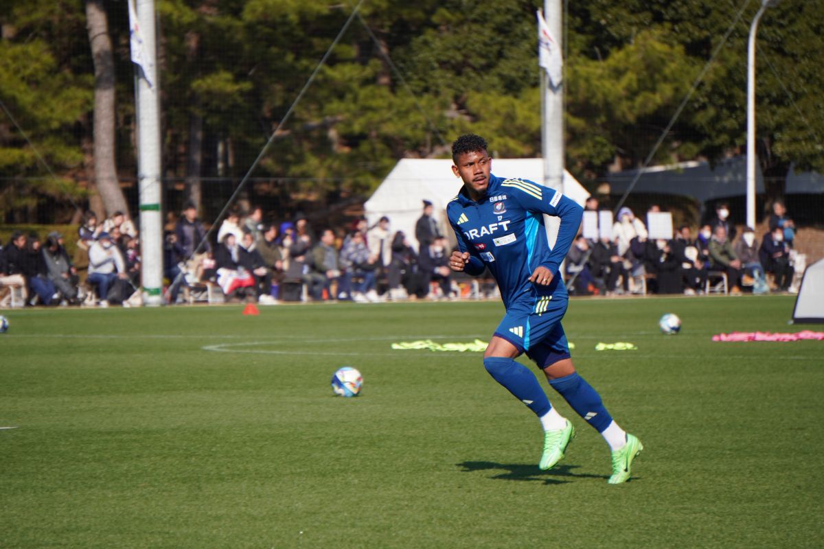 横浜F・マリノス　ジェイソン・キニョーネス