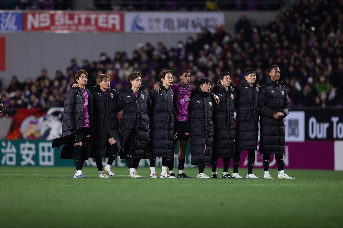 PK戦の行く末を見守る京都サンガF.C.の選手たち