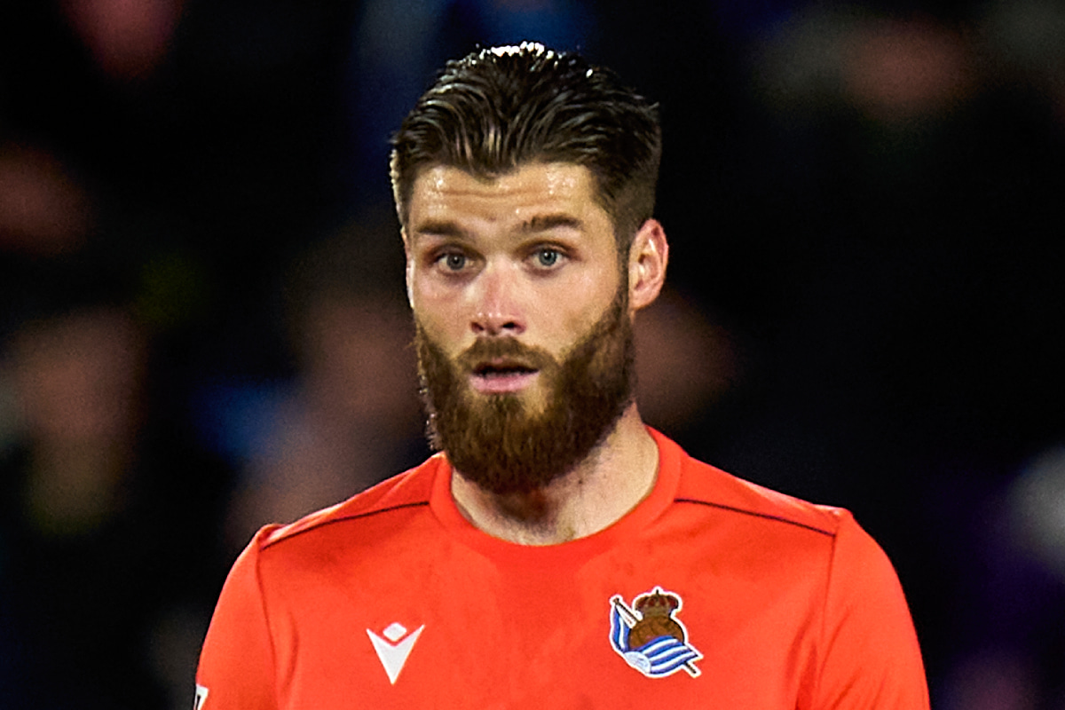 ユニフォームを引っ張って視界を遮断…レアル・ソシエダDFのPK献上が酷いと話題に！ チームメイトも苦笑い