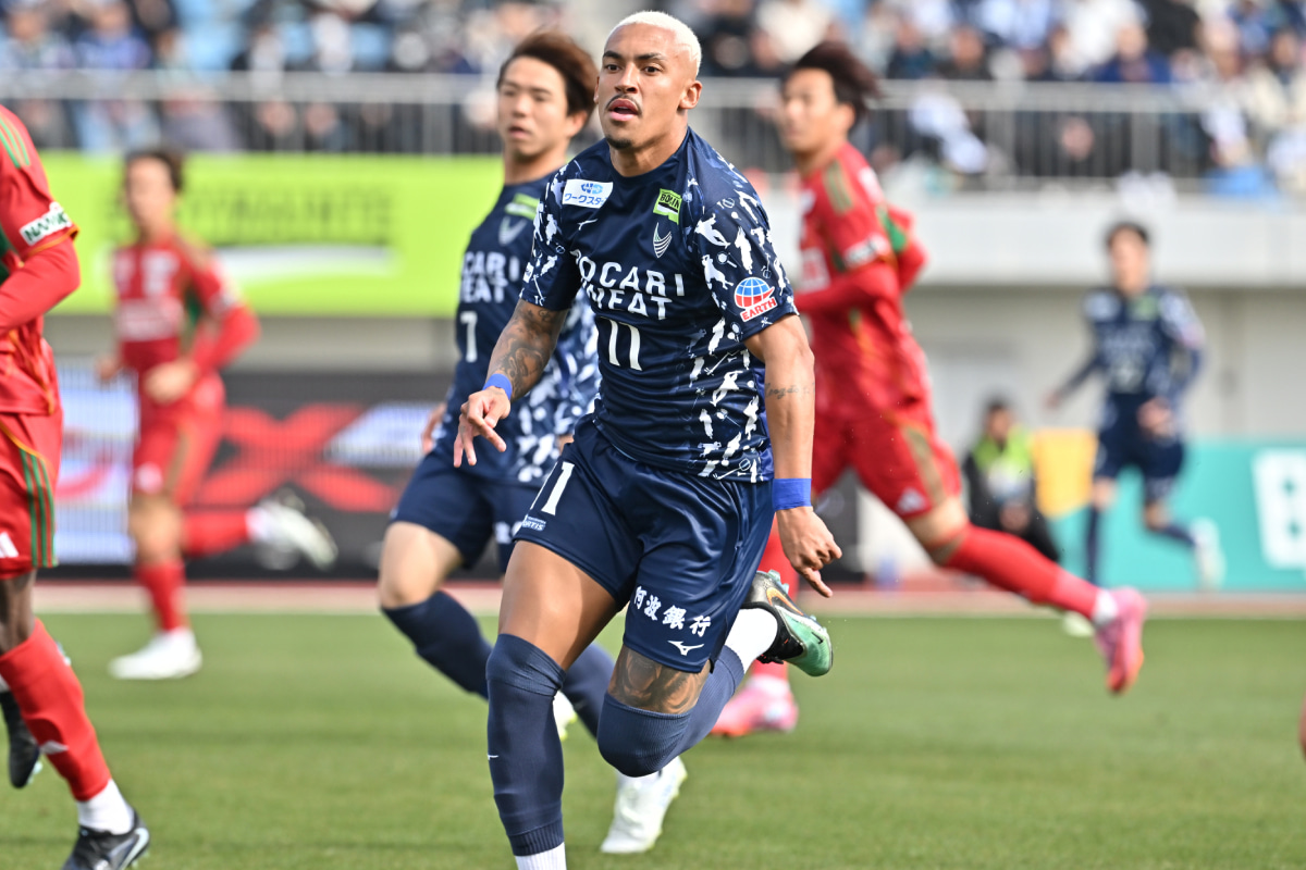 ボックス手前からの強烈弾！ FWルーカス・バルセロスのゴールが凄い…徳島ヴォルティスは2試合で“10得点無失点”と好スタート