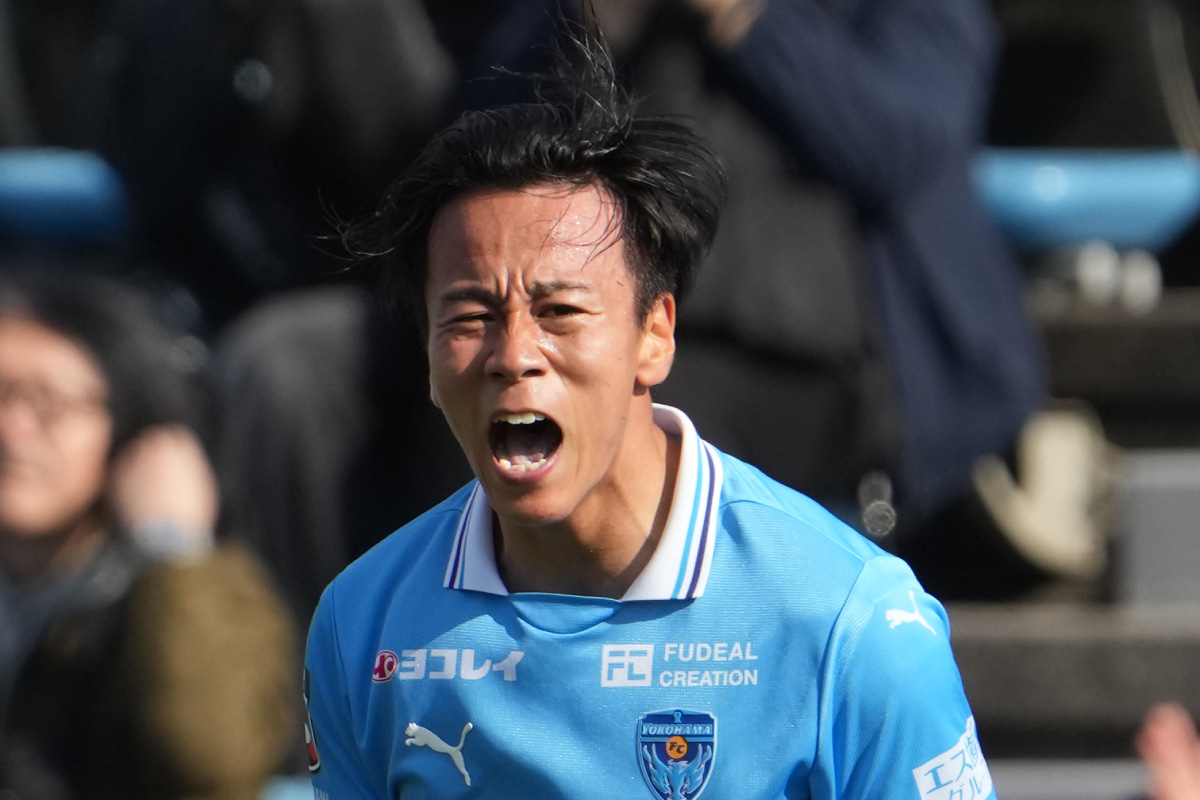 衝撃の頭だけで4発！ 駒沢直哉の全得点をピッチレベルから！ 横浜FCが特別映像をSNSに投稿