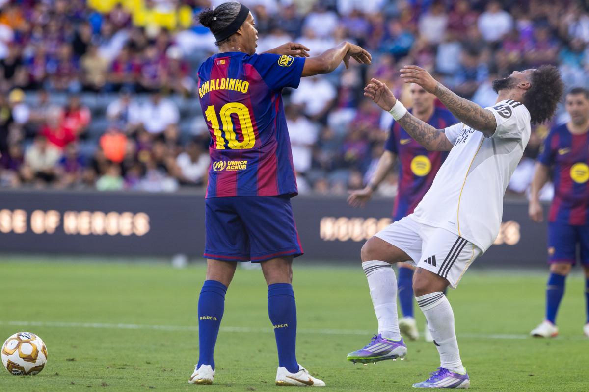 ロナウジーニョとマルセロが小競り合い？ 元ブラジル代表レジェンド同士の“じゃれ合い”に大歓声