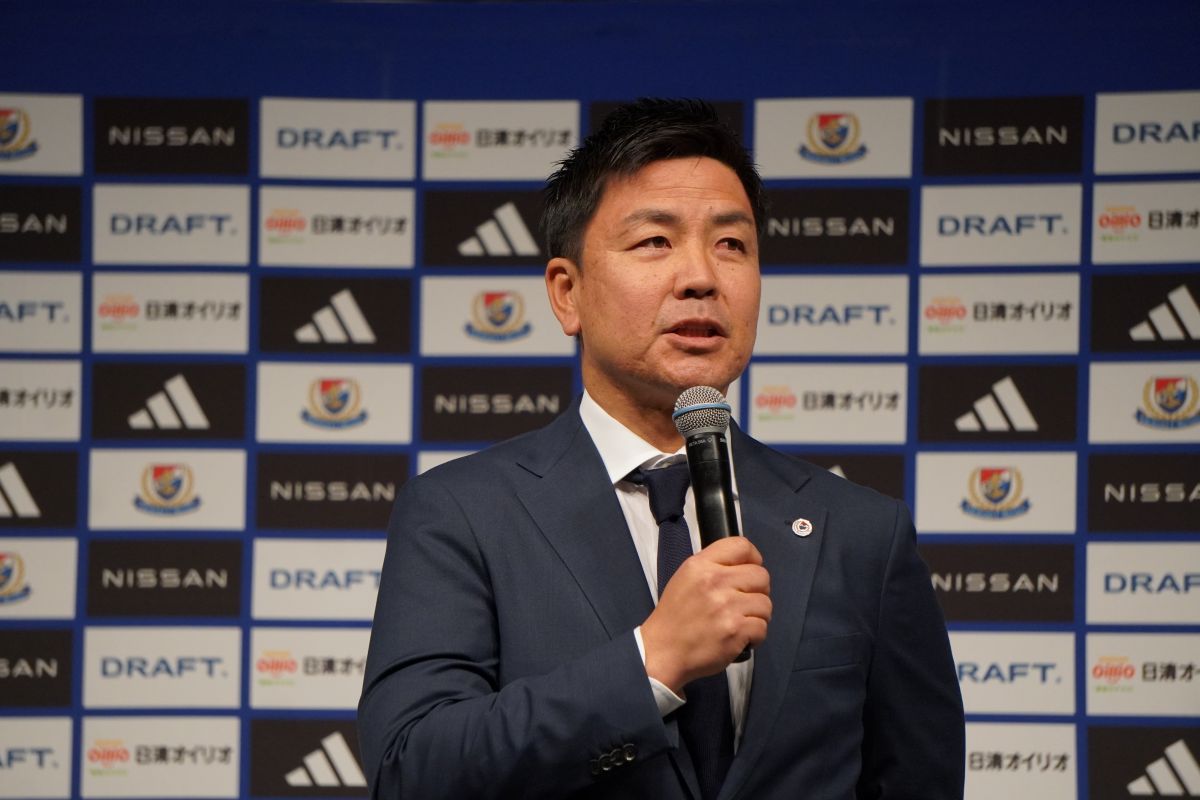 2026新体制発表会で挨拶する横浜F・マリノス　大島秀夫監督
