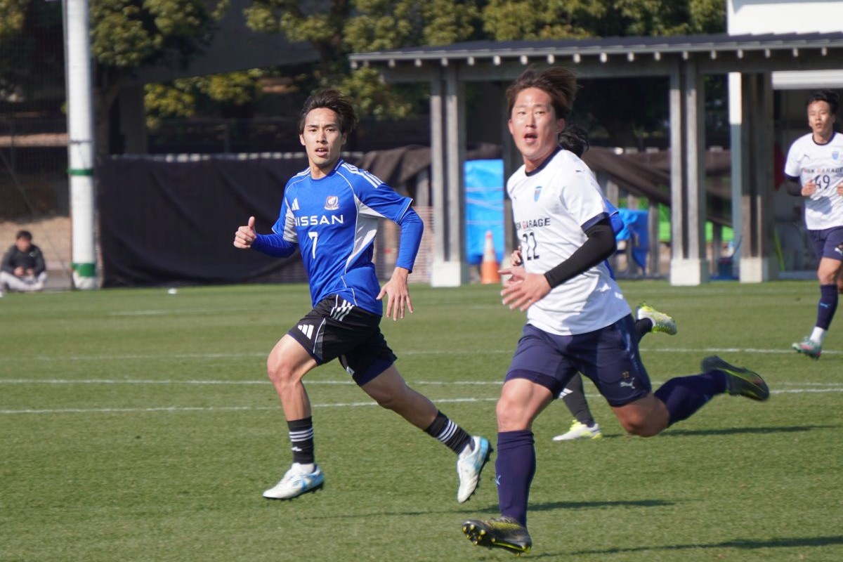 宮崎キャンプで行われた横浜FCとの練習試合でプレーする横浜F・マリノスの遠野大弥
