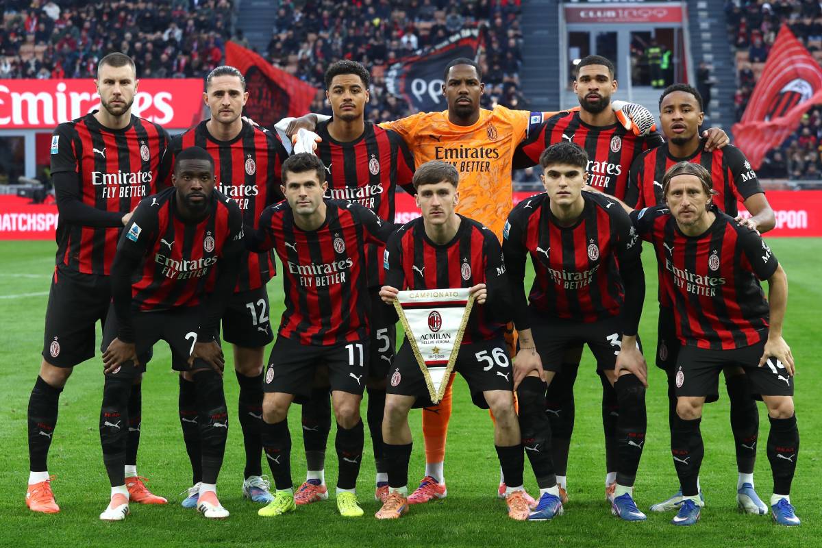 ACミランが4thユニフォームを発表！“1990年代後半から2000年代前半”のユニからインスピレーションの一枚、メタリックな生地が特徴