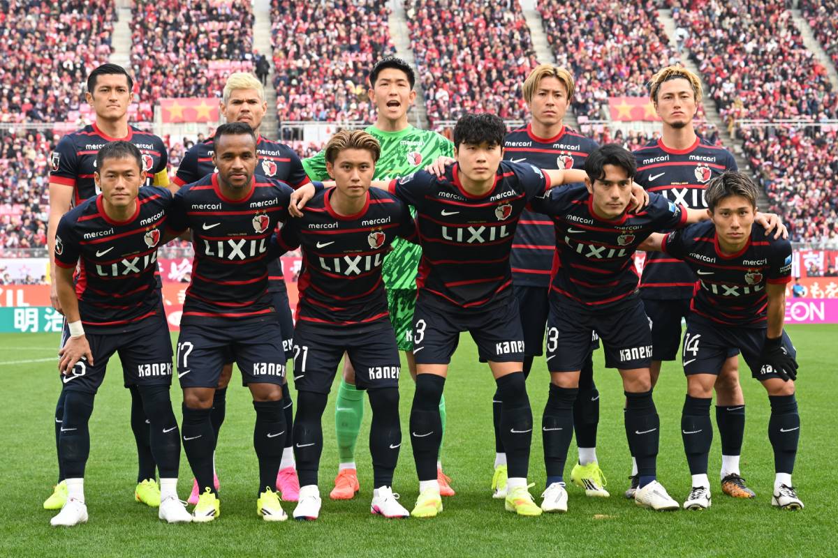 鹿島アントラーズが発表した“百年構想リーグ”用のユニフォーム、昨季デザイン&コンセプトと比較！新ユニは“YOAKE”をコンセプト、赤から紺へ