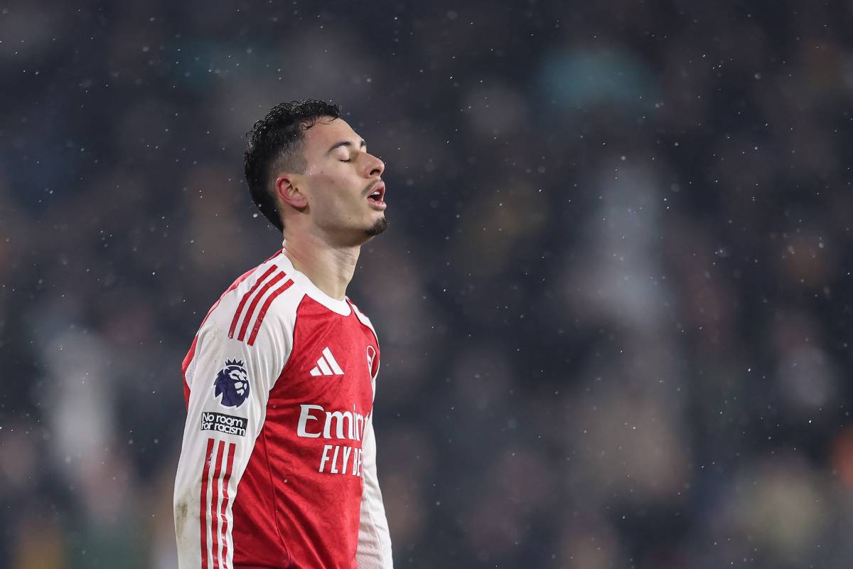 「傲慢な態度」アーセナルFWマルティネッリ、ウルブスサポーターに対する“挑発”ジェスチャーが現地で話題に。英紙は「容赦なく嘲笑された」