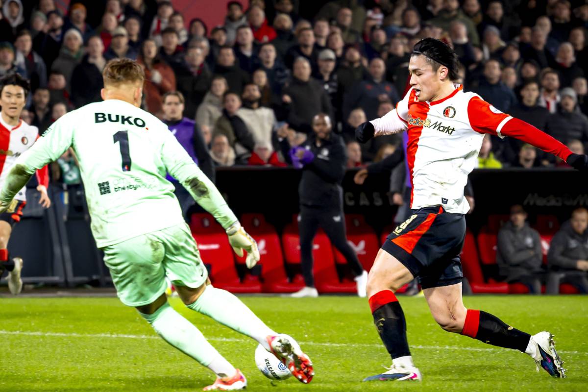 フェイエノールトFW上田綺世、体を張った“ポストプレー”で逆転ゴールを演出！FWハジ・ムーサの2発でテルスターを撃破しリーグ戦3連勝