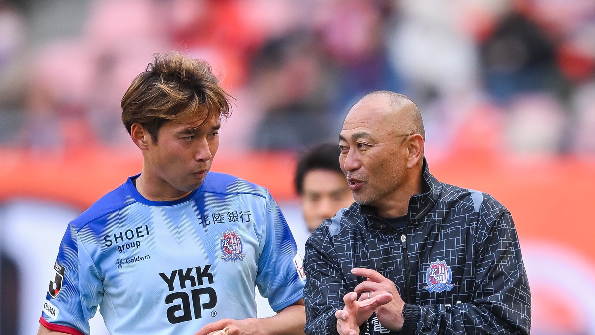 指示を出す安達亮監督