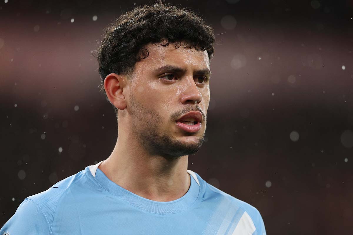 これぞ伸びる足！？完全ドフリーの決定機も…マンCのポルトガル代表MFが必死のディフェンス。リーズ戦勝利の“影の立役者”に