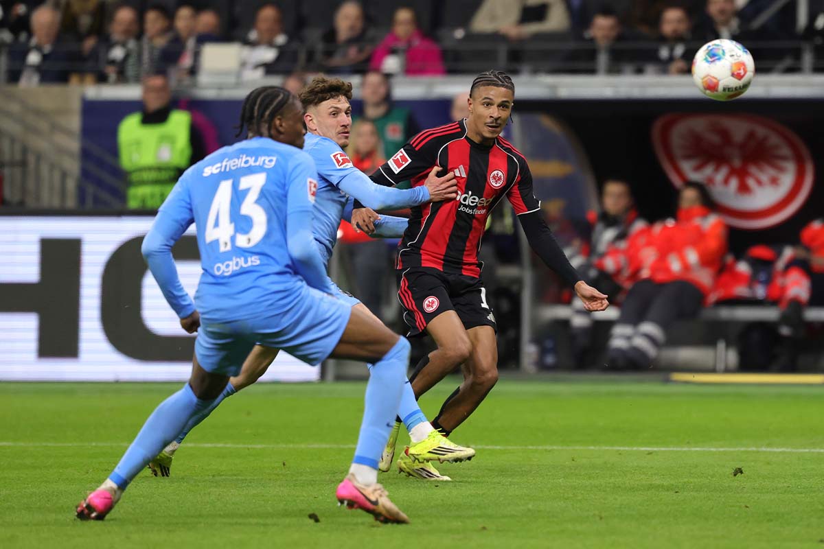 完璧なパスに芸術的なシュート！ フランクフルトFWのゴールが鮮やか！ 堂安律と鈴木唯人の日本人対決で決まった追加点