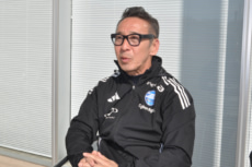 インタビューに答える原靖FD