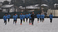 雪の上でトレーニングする川崎フロンターレ